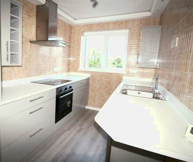 2 Bedroom Flat To Rent In Highfield Parade, Waterlooville, Hampshire, PO7