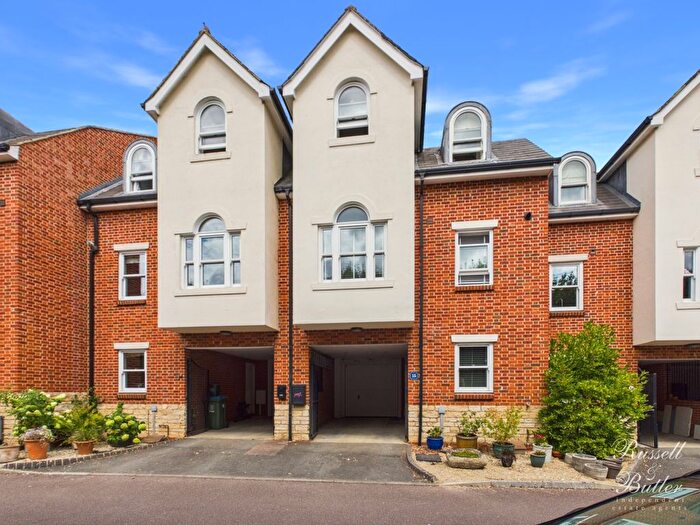3 Bedroom Town House To Rent In Sandmartin Close, Buckingham, MK18