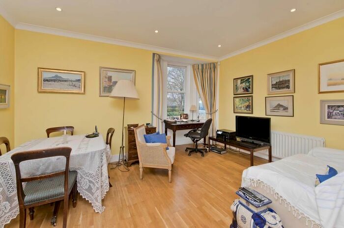 2 Bedroom Flat To Rent In Lonsdale Road, London, SW13