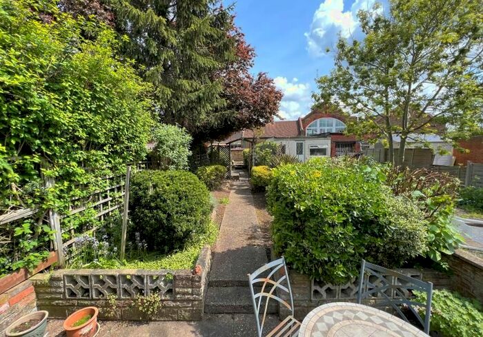 3 Bedroom Terraced House For Sale In Long Lane, Finchley, N3