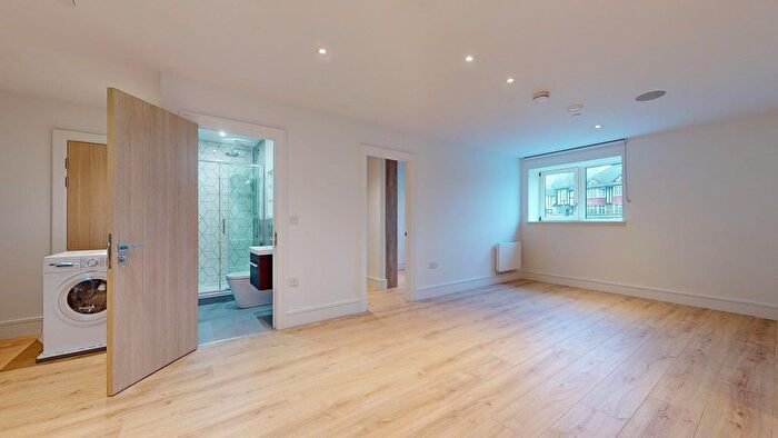 2 Bedroom Flat To Rent In Beverley Way, New Malden, SW20