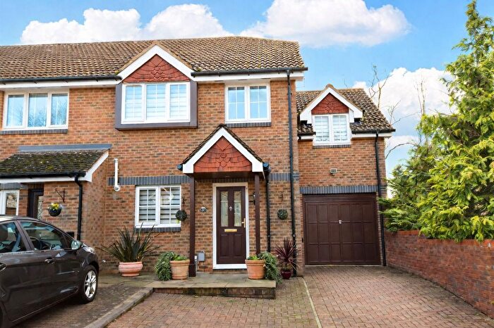4 Bedroom End Of Terrace House For Sale In Lapwing Way, Abbots Langley, WD5