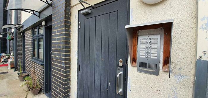 Studio To Rent In Roding Lane South, Woodford Green, IG8