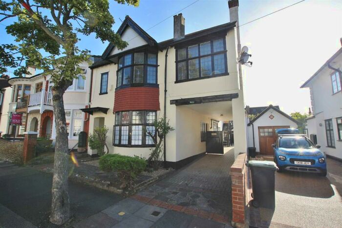 2 Bedroom Flat To Rent In High Cliff Drive, Leigh On Sea, SS9