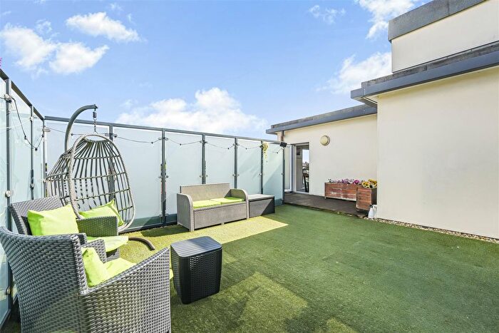 2 Bedroom Flat For Sale In Sandringham Avenue, Wimbledon Chase, SW20