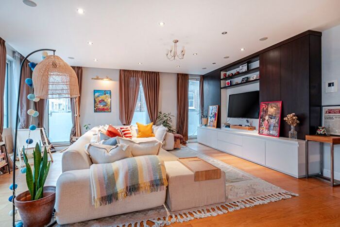 3 Bedroom Flat For Sale In Cope Place, London, W8