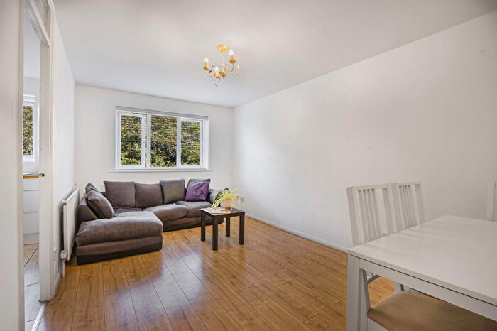 1 Bedroom Apartment For Sale In Silver Birch Close, London, N11