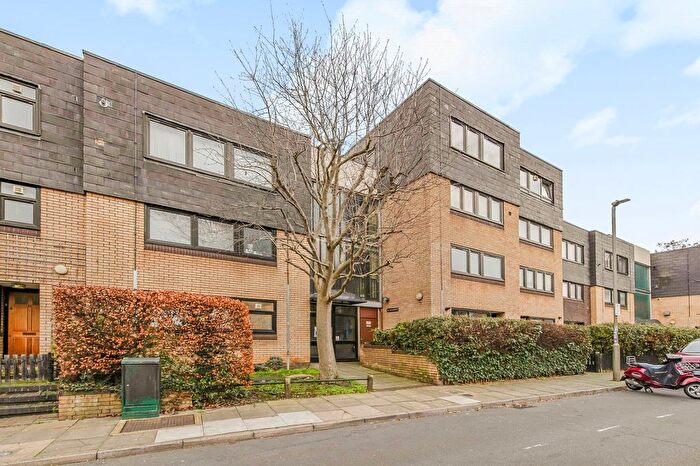 3 Bedroom Flat To Rent In Ericcson Close, East Putney, SW18