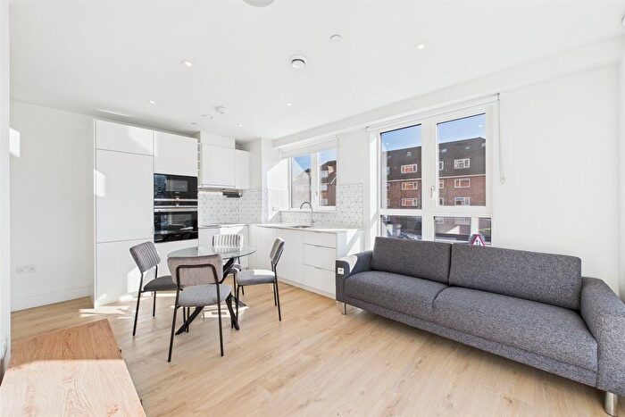 2 Bedroom Flat To Rent In Coombe Hill House, London, SW20