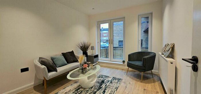 2 Bedroom Apartment To Rent In High Street, London, SE20