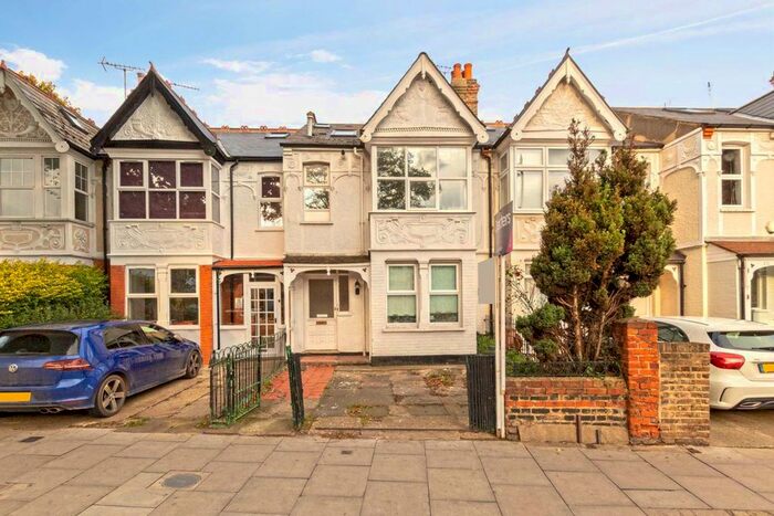 3 Bedroom Flat To Rent In Northfield Avenue, London, W13