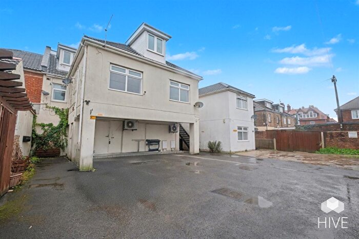 2 Bedroom Flat For Sale In Wimborne Road, Bournemouth, BH9