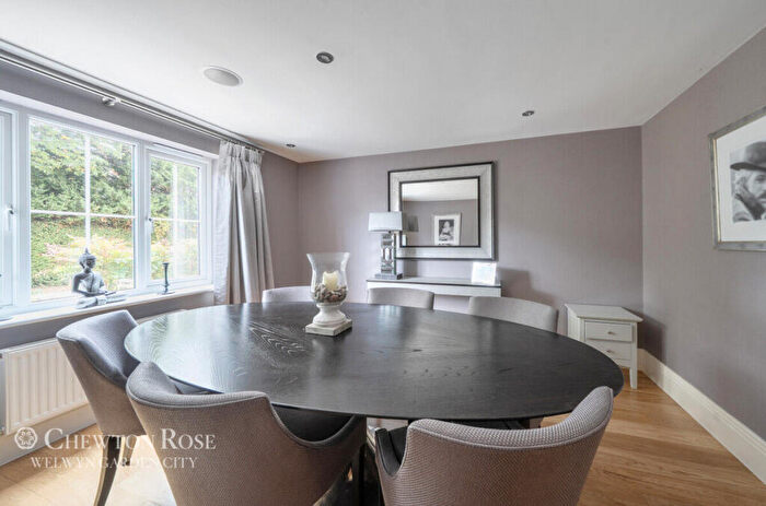 6 Bedroom Detached House For Sale In Sevenacres, Welwyn, AL6