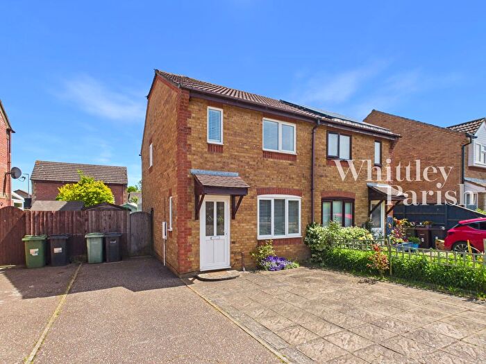 3 Bedroom Semi-detached House For Sale In St. Nicholas Close, Long Stratton, Norwich, NR15