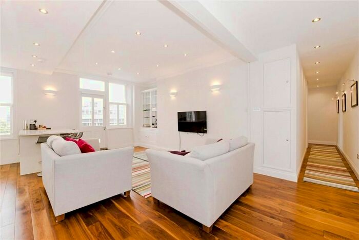 2 Bedroom Flat To Rent In Bedford Court Manions, Avenue, London, WC1B