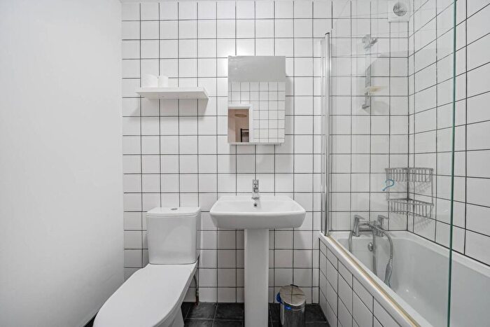 3 Bedroom Flat For Sale In Athenlay Road, Nunhead, London, SE15