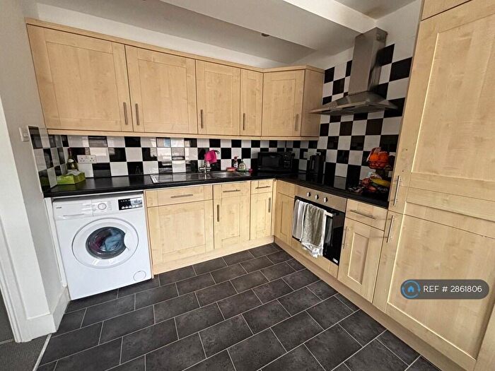 3 Bedroom Flat To Rent In Battersea Park Road, London, SW11