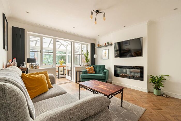 2 Bedroom Property For Sale In Stanley Road, South Woodford, E18