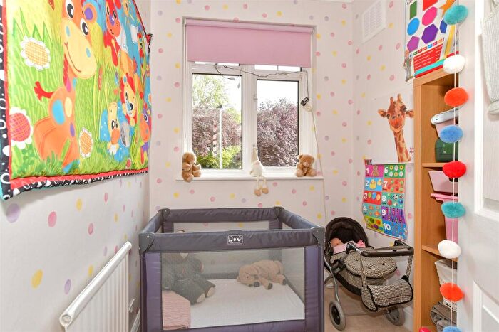 3 Bedroom End Of Terrace House For Sale In Ankerdine Crescent, London, SE18