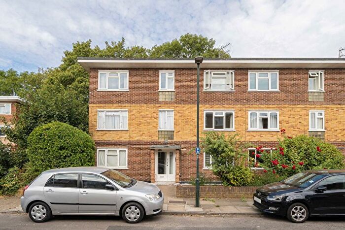 1 Bedroom Flat To Rent In Chelsea Close, Hampton, TW12