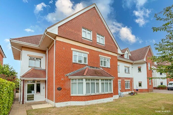 2 Bedroom Apartment For Sale In Grand Avenue, Bournemouth, Dorset, BH6