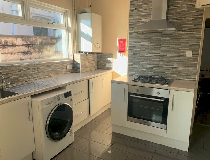 2 Bedroom Flat To Rent In Merches Gardens, Grangetown, Cardiff CF11