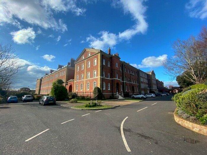 2 Bedroom Flat To Rent In Royal Gate, Southsea, Hampshire, PO4