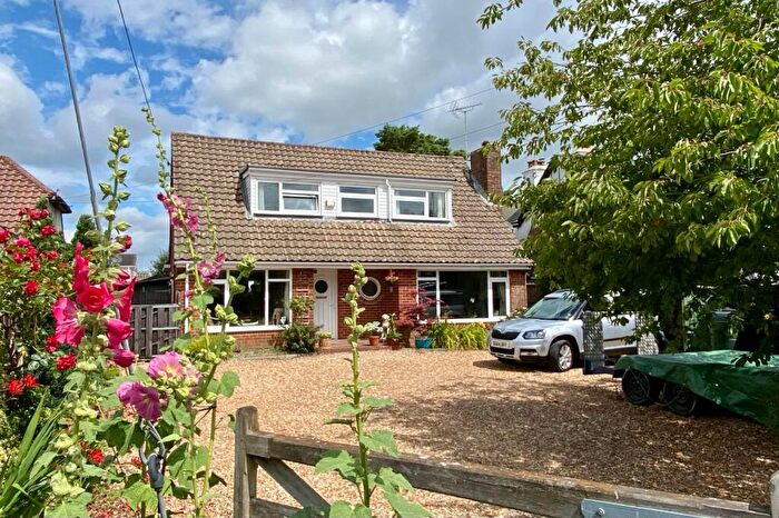 3 Bedroom Chalet For Sale In Southampton Road, Ringwood, BH24