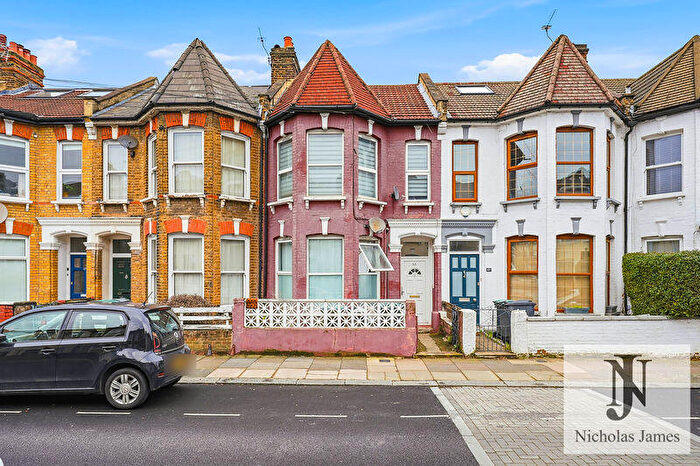 Flat To Rent In Carlingford Road, Turnpike Lane, London, N15