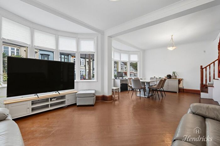 4 Bedroom Detached House For Sale In Westbourne Grove, Westcliff-On-Sea, SS0