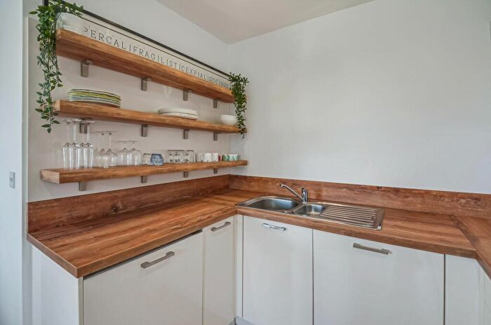 1 Bedroom Flat For Sale In Hayling Way, Metropolitan Court, HA8