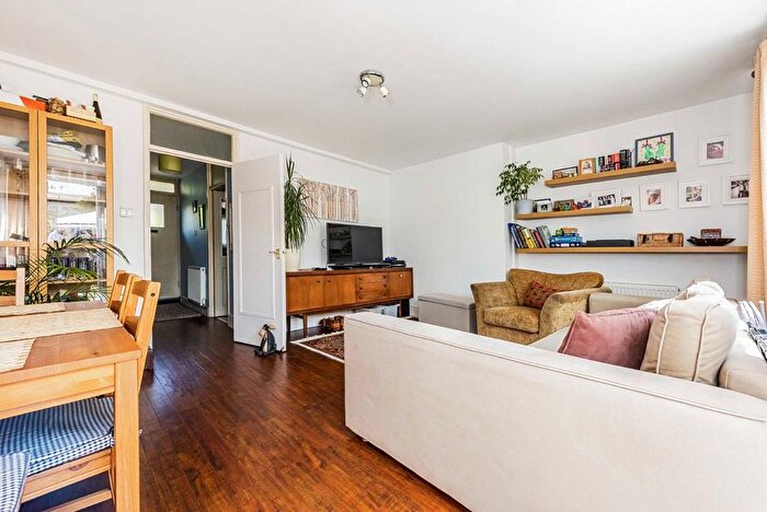 2 Bedroom Flat To Rent In Barringer Square, Tooting Bec, SW17