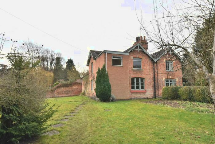 3 Bedroom Semi-Detached House For Sale In The Drive, Winthorpe, Newark, NG24