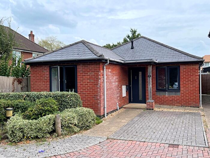 3 Bedroom Detached Bungalow For Sale In Long Lane, Holbury, SO45