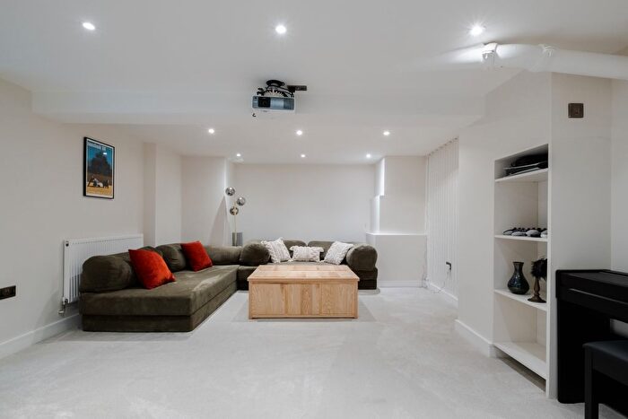 2 Bedroom Flat To Rent In Rampart Street, London, E1