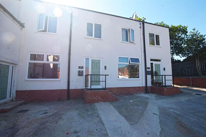 3 Bedroom Town House To Rent In Fielding Street, Middleton, Manchester, M24