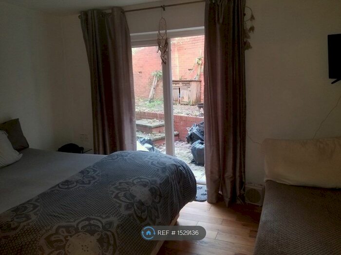 1 Bedroom Maisonette To Rent In Collin Drive, Kingsbury, NW9