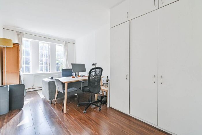 2 Bedroom Flat To Rent In Mortimer Crescent, Kilburn, London, NW6