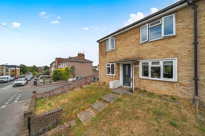 2 Bedroom Flat For Sale In Faversham Road, London, SE6