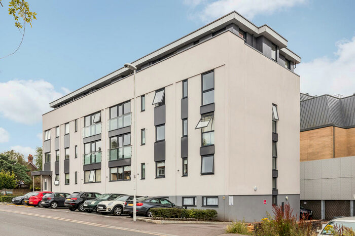 2 Bedroom Apartment To Rent In Christopher Road, RH19