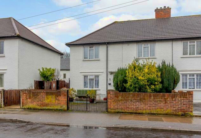 2 Bedroom Flat To Rent In Woodstock Way, Mitcham, South Croydon, CR4