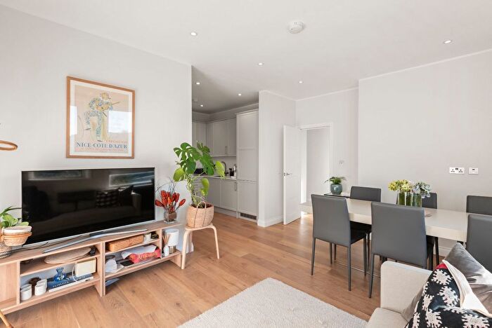 2 Bedroom Flat For Sale In Salisbury House, Highbury Corner, N5