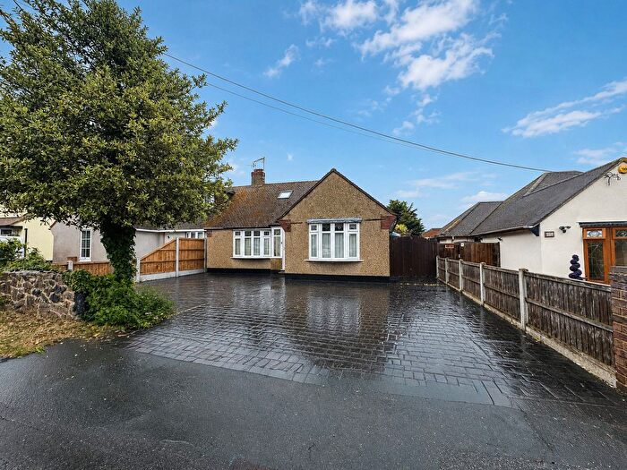 3 Bedroom Semi-Detached House For Sale In Lingfield Drive, Rochford, SS4