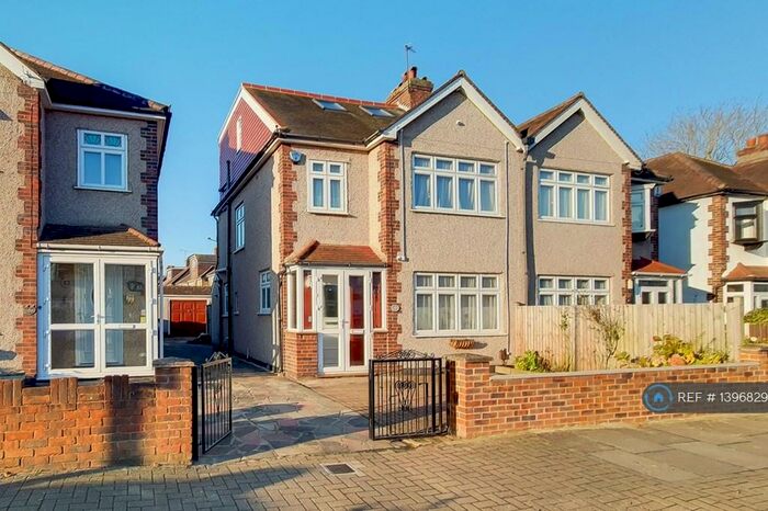 4 Bedroom Semi-Detached House To Rent In Princes Plain, Bromley, BR2