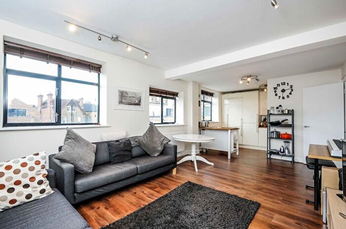 2 Bedroom Flat For Sale In Gleneldon Road, Streatham, SW16