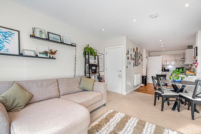 2 Bedroom Flat For Sale In Bessemer Road, Welwyn Garden City, AL7