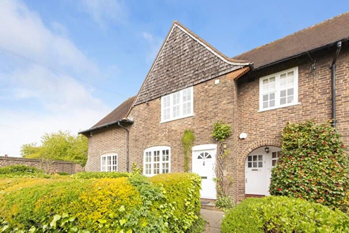 2 Bedroom Property To Rent In Asmuns Place, London, NW11