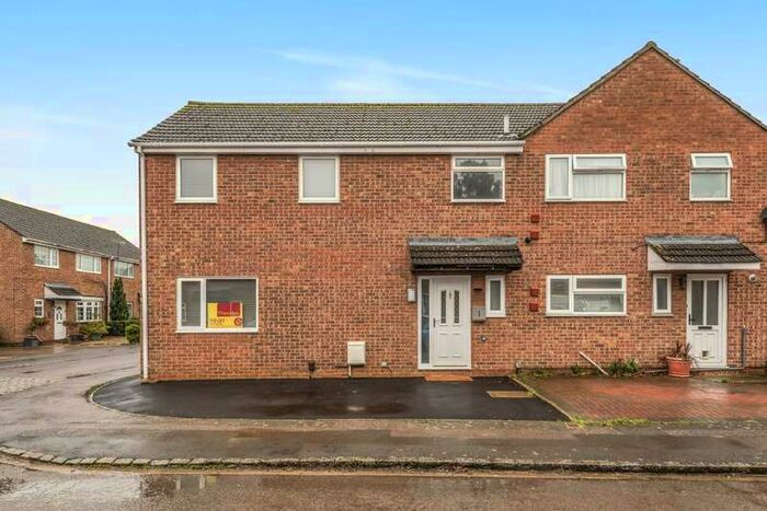 3 Bedroom Semi-Detached House To Rent In Queens Road, Carterton, OX18