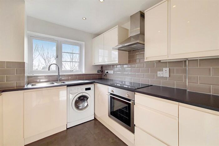 1 Bedroom Flat To Rent In Holly Lodge, Winchmore Hill, N21