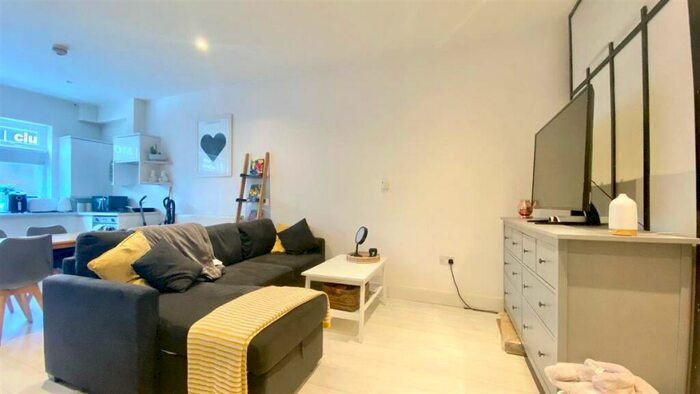 Apartment To Rent In A Finchley Road, London, NW11